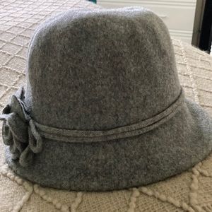 Gray wool hat, adjustable, with decorative flower